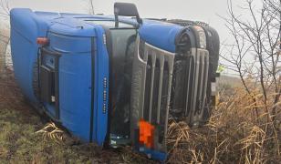 Cisternă ucraineană cu 19 tone de GPL, răsturnată pe un drum din Vaslui