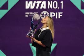 Aryna Sabalenka a primit, deja, trofeul pentru că termină sezonul pe locul 1 în clasamentul WTA