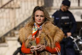 Contestatara lui Șoșoacă, Amalia Bellantoni, reținută cu soțul într-un dosar de tâlhărie şi violență