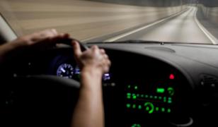 Copil de 14 ani din Dolj, prins noaptea la volanul unei maşini radiate şi cu numere false