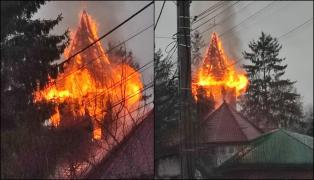 Imagini de groază în Bacău. Turla bisericii Luncani, cuprinsă de flăcări. Incendiul, extins pe sute de mp