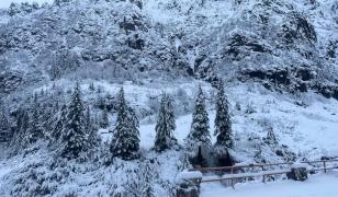 Turiștii aflați în minivacanță la Brașov, sfătuiți să evite altitudinile mari din cauza riscului de avalanșă