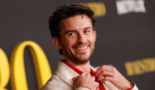 Jonathan Bailey a fost desemnat cel mai sexy bărbat al anului 2025. Reacţia actorului: 