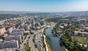 Oraşul din România unde apartamentele sunt mai scumpe cu aproape 50% faţă de Capitală