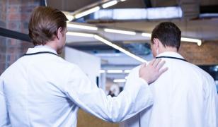 Medicii care răspândesc informaţii false ar putea fi sancţionaţi disciplinar