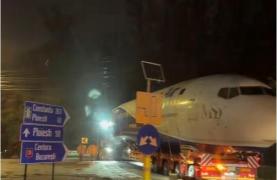 Şoferii care au trecut vineri seară prin Bucureşti, obligaţi să acorde prioritate unui avion. Imagini virale