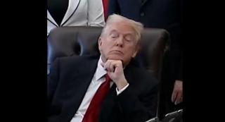Donald Trump pare să aţipească în timpul unui eveniment din Biroul Oval