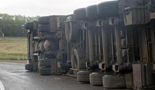 Imagini inedite după producerea unui accident pe DN56A. Zeci de oameni se înghesuie să fure marfa răsturnată