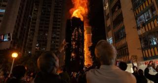 Bilanţul incendiului devastator din Hong Kong a crescut la 128 de morţi