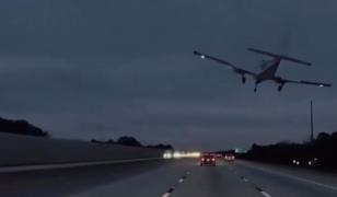 Momentul în care un avion aterizează peste o mașină, pe autostradă. 