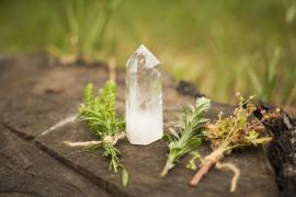 A acumulat o avere impresionantă după ce a convins mai multe persoane că bijuteriile lor sunt blestemate