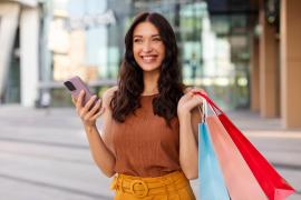 STUDIU: 8 din 10 tineri din Generația Z cumpără mai mult în perioada Crăciunului și a Revelionului