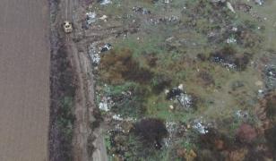 Premieră națională: utilaj confiscat după ce drona a surprins deșeuri depozitate ilegal pe 2 hectare