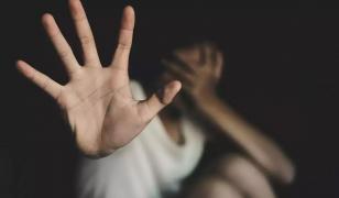 Fată de 17 ani, violată de un bărbat cu care şi-a dat întâlnire după discuţii pe reţelele de socializare