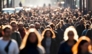 Cei mai bogați oameni trăiesc mai mult, dar femeile, indiferent de nivelul de venit, îi depăşesc