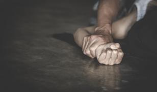 Adolescentă violată pe un câmp, în judeţul Iaşi. Un minor de 16 ani şi un tânăr de 18 ani, reţinuţi
