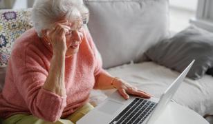 Noua fraudă online care te poate lăsa fără bani în cont. Mesajul care te sperie cu o 