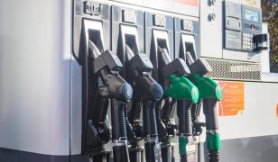 Petrolul se ieftineşte la nivel global. De ce rămân ridicate preţurile la pompă în România