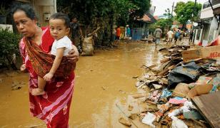 Inundaţii catastrofale în Indonezia. Bilanţul depăşeşte 600 de morţi. Un elefant de 4 tone, luat de ape