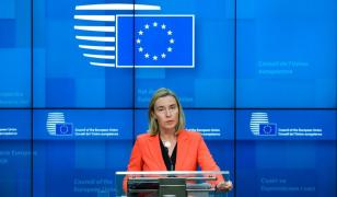 Fosta şefă a diplomaţiei UE, Federica Mogherini, reţinută de poliţie în timpul unei anchete antifraudă