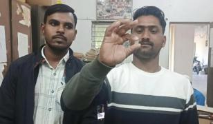 Împinşi de sărăcie, 2 prieteni au săpat pământul cu mâinile şi au făcut o descoperire care le va schimba viaţa