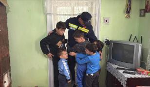 Pompier din Botoșani, înger de Crăciun pentru 7 copii. Le-a oferit casa moștenită de la bunici