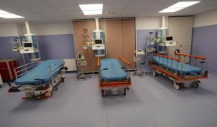 Medici revoltaţi de amânarea creşterii punctului pe serviciu medical: Vindecaţi-i voi pe pacienţi prin OUG-uri