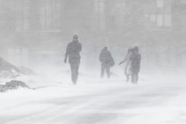 Cod portocaliu de vânt puternic și ninsori, extins de ANM până luni. Prognoza pentru Bucureşti