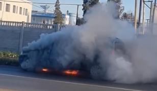 Mașină cuprinsă de flăcări în mers, pe o stradă din Slatina. Incendiul ar fi fost provocat de un scurtcircuit