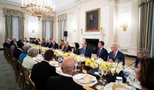 Glumele lui Donald Trump cu presa: "Ați dori să mâncați sau considerați asta o mită?"