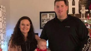 Copil de 2 ani, găsit lângă părinţii săi morţi. Încerca să se joace cu ei, crezând că dorm, în SUA