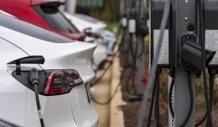 Mașinile electrice ar putea fi dotate cu un dispozitiv care produce zgomot, reducând astfel riscul de accident