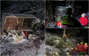 Doi bărbați au murit, după ce camionul în care se aflau s-a prăbușit într-o râpă de 170 de metri, în Sibiu