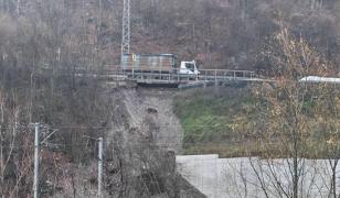 Alunecare de teren pe DN1, în apropiere de Comarnic. Traficul în zonă, restricţionat parţial