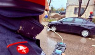 Copil de 2 ani, blocat într-o maşină din Botoşani după ce a activat sistemul de închidere al ușilor din joacă