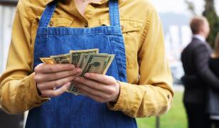 Chelneriță, furioasă după ce a primit un bacșiș de 200 $ de la 4 turiști: 