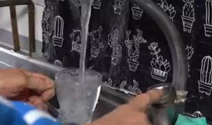 De ce mai stau oamenii din Prahova la coadă la apă, deşi au apă la robinet