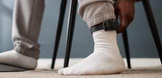 Un bărbat din Maramureș și-a distrus brățara electronică la câteva ore după ce i-a fost montată