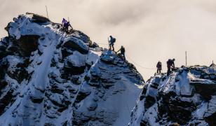 Un alpinist şi-a lăsat iubita să moară de frig în Alpi. A alertat salvatorii, apoi nu a mai răspuns la telefon