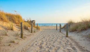 Destinația unde merită să îți cumperi o casă de vacanță. Milioane de turişti aleg anual zona