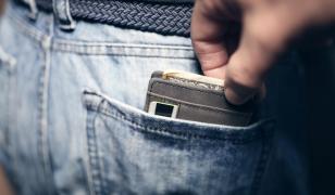 Doi hoți români, prinși pe aeroport în Elveția. Au împins un pasager pe scara rulantă și i-au furat portofelul