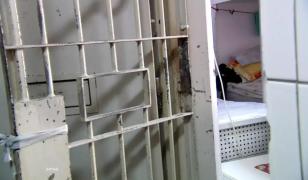 Polițist din București, condamnat pentru luare de mită și introducerea de telefoane și alcool în arest