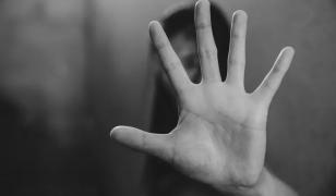 Tânăr de 23 de ani din Dolj, în arest la domiciliu după ce ar fi violat şi fotografiat o fată de 15 ani