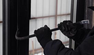 Bătrâni jefuiţi şi ameninţaţi cu cuţitul de doi tineri în Medgidia. Femeii i-au smuls cerceii din urechi