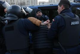 Doi bărbaţi, între care un străin, reţinuţi în urma protestului violent din Piaţa Victoriei. Sunt cercetaţi pentru ultraj şi distrugere