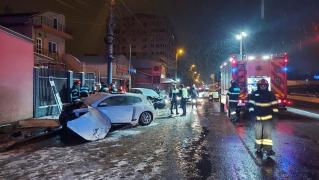 Un minor de 15 ani s-a urcat la volanul unei maşini şi a provocat un accident grav, în Constanţa. A fost găsit în stop cardiac