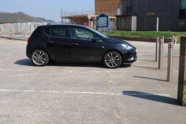 maşină neagră Vauxhall Corsa