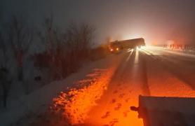 Ninsori în 10 județe din sud. Zăpadă pe autostrăzile din jurul Capitalei: un TIR a derapat pe A1, o cisternă a intrat în şanţ pe A2