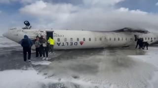 Un avion cu 80 de oameni la bord a ajuns cu roţile în sus pe aeroportul din Toronto: 18 persoane, transportate de urgenţă la spital