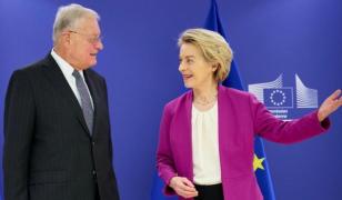 Uniunea Europeană (UE) vrea "să facă echipă" cu SUA pentru o pace "justă şi durabilă" în Ucraina, a declarat marţi preşedinta Comisiei Europene